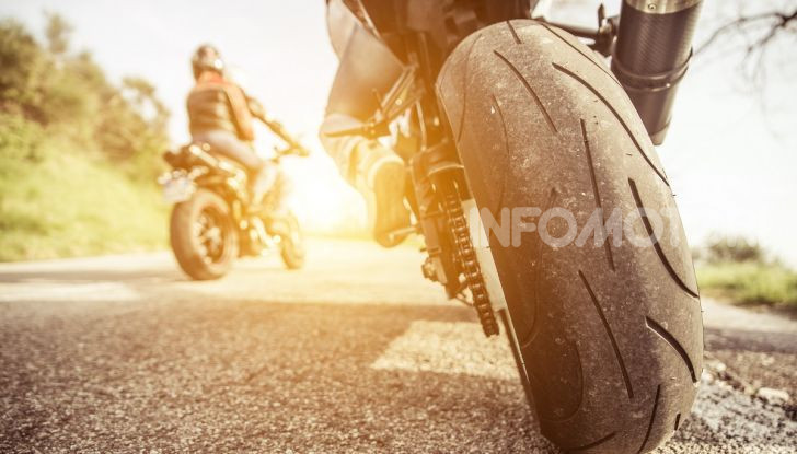 Il consumo della spalla su un pneumatico moto posteriore