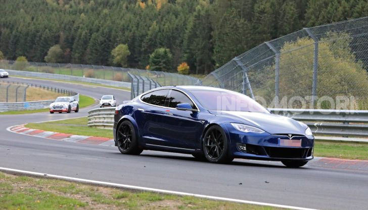 Tesla Model S al Nurburgring per battere il record della Porsche Taycan - Foto 4 di 35