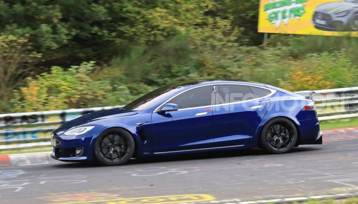 Tesla Model S al Nurburgring per battere il record della Porsche Taycan - Foto 1 di 35