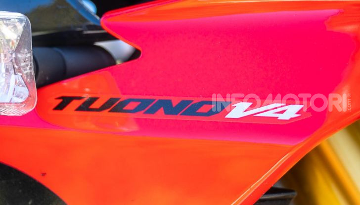 Aprilia Tuono V4 1100 Factory: hypernaked alla portata di tutti - Foto 13 di 32