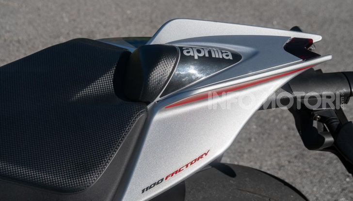 Aprilia Tuono V4 1100 Factory: hypernaked alla portata di tutti - Foto 14 di 32