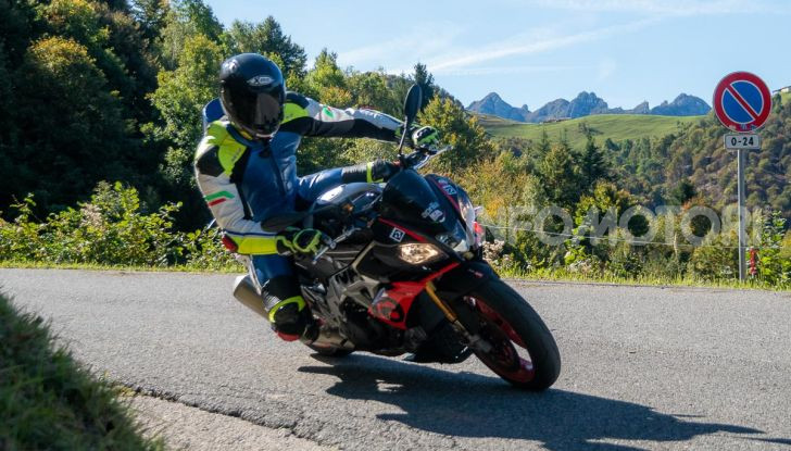 Aprilia Tuono V4 1100 Factory: hypernaked alla portata di tutti - Foto 19 di 32