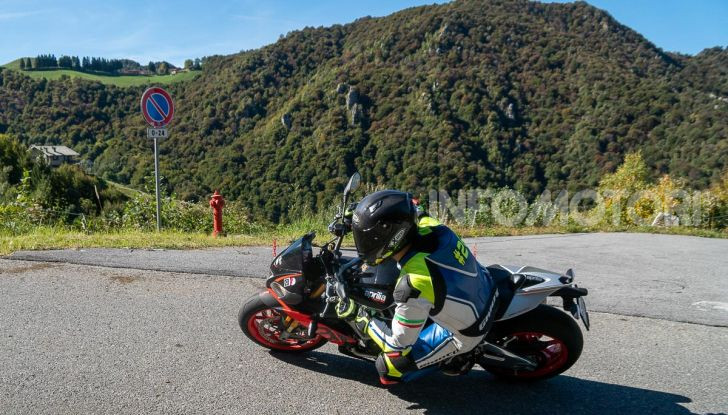 Aprilia Tuono V4 1100 Factory: hypernaked alla portata di tutti - Foto 20 di 32