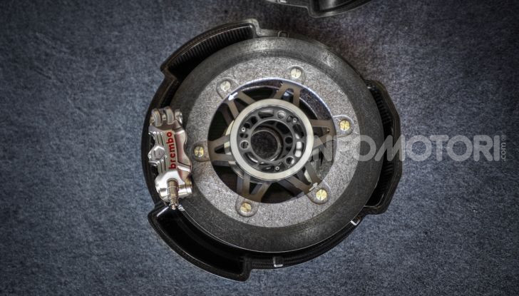 Tra dischi e pastiglie: un viaggio nel mondo dei freni nella fabbrica Racing di Brembo - Foto 1 di 36