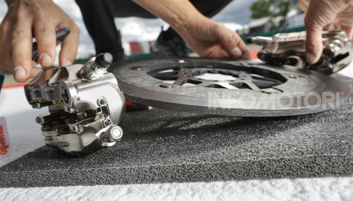 Tra dischi e pastiglie: un viaggio nel mondo dei freni nella fabbrica Racing di Brembo - Foto 6 di 36