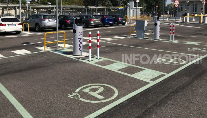 [VIDEO] Tesla Model S vs Tesla Model 3: quale comprare? - Foto 11 di 14