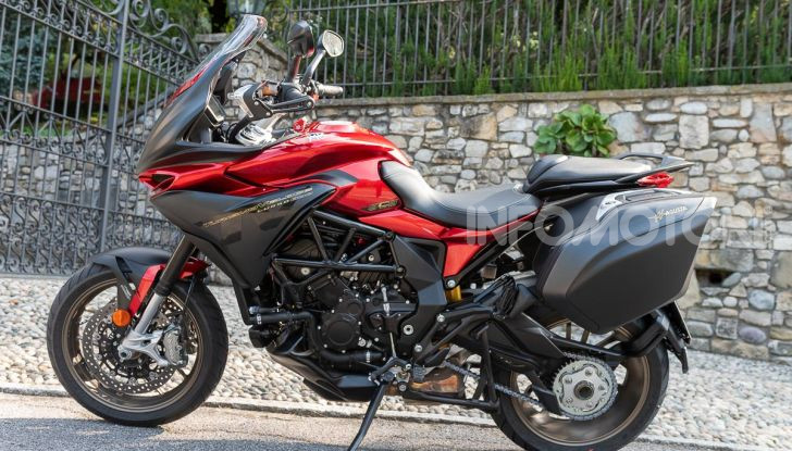 MV Agusta Turismo Veloce Lusso SCS, affilata come una Brutale, comoda come uno scooter - Foto 1 di 58