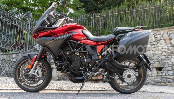 MV Agusta Turismo Veloce Lusso SCS, affilata come una Brutale, comoda come uno scooter - Foto 2 di 58