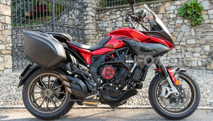 MV Agusta Turismo Veloce Lusso SCS, affilata come una Brutale, comoda come uno scooter - Foto 6 di 58