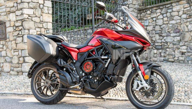 MV Agusta Turismo Veloce Lusso SCS, affilata come una Brutale, comoda come uno scooter - Foto 8 di 58