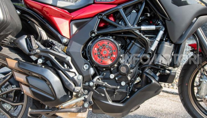 MV Agusta Turismo Veloce Lusso SCS, affilata come una Brutale, comoda come uno scooter - Foto 9 di 58