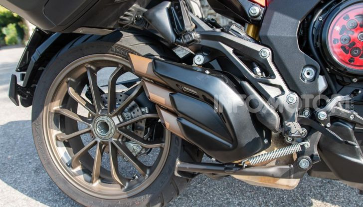 MV Agusta Turismo Veloce Lusso SCS, affilata come una Brutale, comoda come uno scooter - Foto 13 di 58