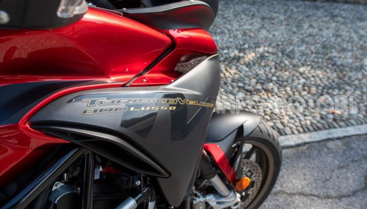 MV Agusta Turismo Veloce Lusso SCS, affilata come una Brutale, comoda come uno scooter - Foto 15 di 58