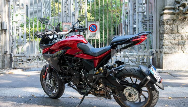 MV Agusta Turismo Veloce Lusso SCS, affilata come una Brutale, comoda come uno scooter - Foto 32 di 58