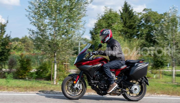 MV Agusta Turismo Veloce Lusso SCS, affilata come una Brutale, comoda come uno scooter - Foto 36 di 58