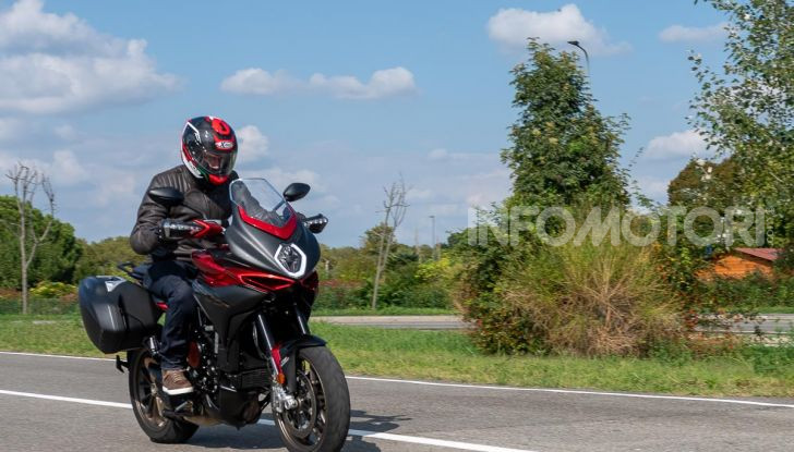 MV Agusta Turismo Veloce Lusso SCS, affilata come una Brutale, comoda come uno scooter - Foto 37 di 58