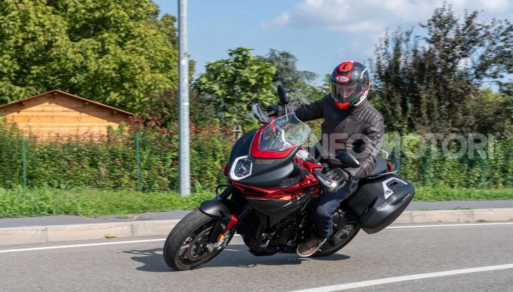 MV Agusta Turismo Veloce Lusso SCS, affilata come una Brutale, comoda come uno scooter - Foto 42 di 58