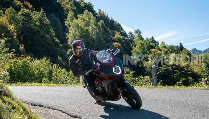 MV Agusta Turismo Veloce Lusso SCS, affilata come una Brutale, comoda come uno scooter - Foto 47 di 58