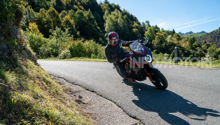 MV Agusta Turismo Veloce Lusso SCS, affilata come una Brutale, comoda come uno scooter - Foto 50 di 58