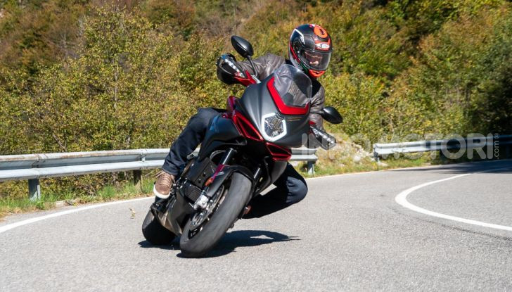 MV Agusta Turismo Veloce Lusso SCS, affilata come una Brutale, comoda come uno scooter - Foto 54 di 58
