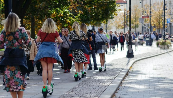 La fine dei monopattini elettrici? Noleggi e vendite in crisi con il nuovo Codice della strada - Foto 2 di 6