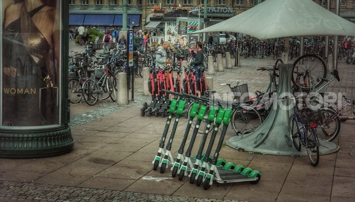 La fine dei monopattini elettrici? Noleggi e vendite in crisi con il nuovo Codice della strada - Foto 1 di 6