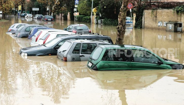 Auto sommerse dall'acqua di un'alluvione