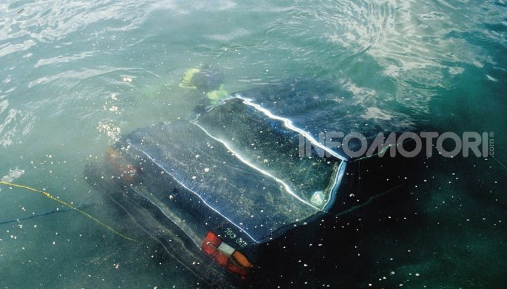 Auto sommersa dall'acqua