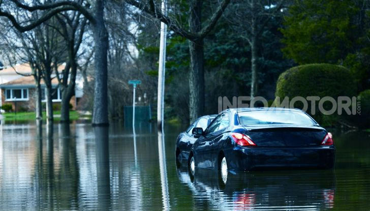 Auto dopo un'alluvione pioggia d'acqua