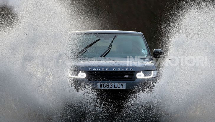 Auto passa su pozzanghera alluvione