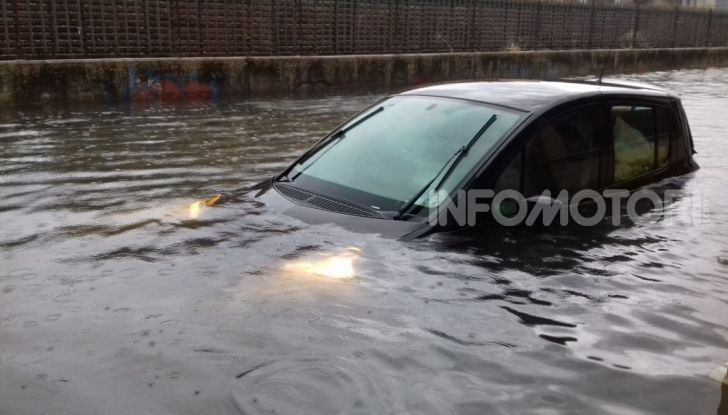 Auto sommersa dall'acqua durante alluvione