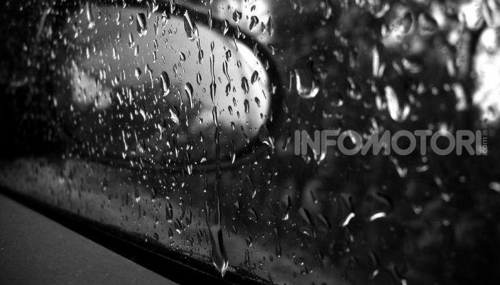 Specchio retrovisore bagnato dalla pioggia