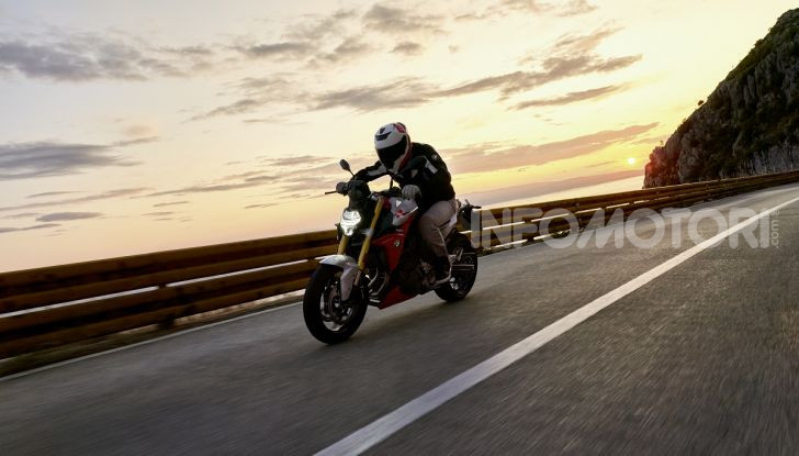 BMW F 900R 2020: la naked della Casa dell’elica dinamica e adatta a tutti - Foto 15 di 39