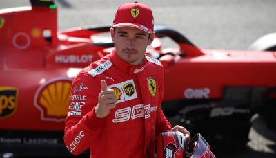 F1 2019: Charles Leclerc con la Ferrari alla 130R di Suzuka… con una mano sola!