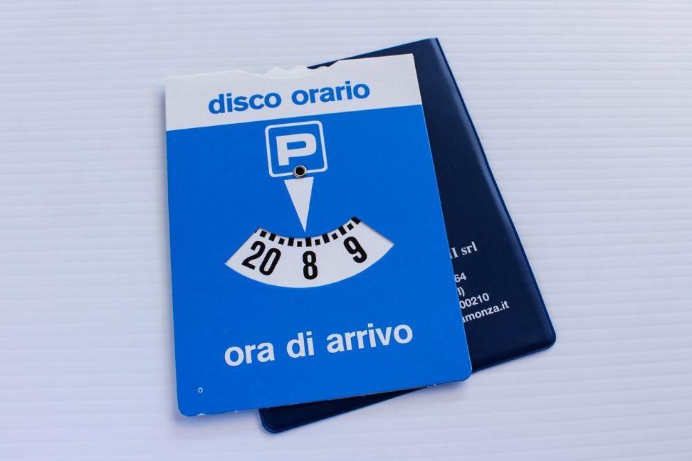 Disco orario auto: dove esporlo, come funziona e multe - Infomotori