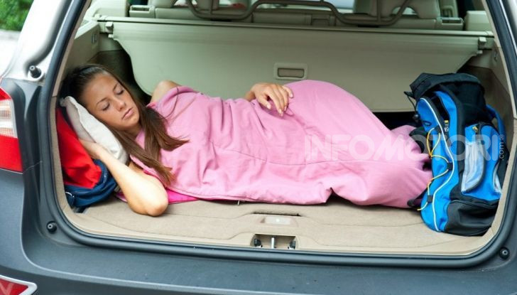 Dormire in auto creativamente