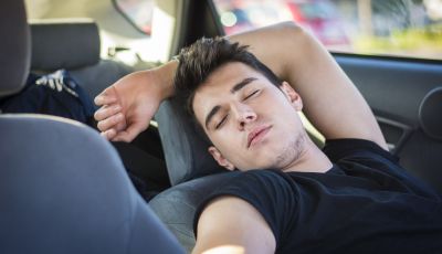 Dormire in auto: come affrontare al meglio un viaggio low cost