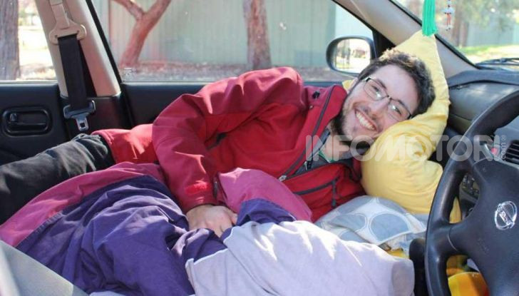 Dormire in automobile sacco a pelo