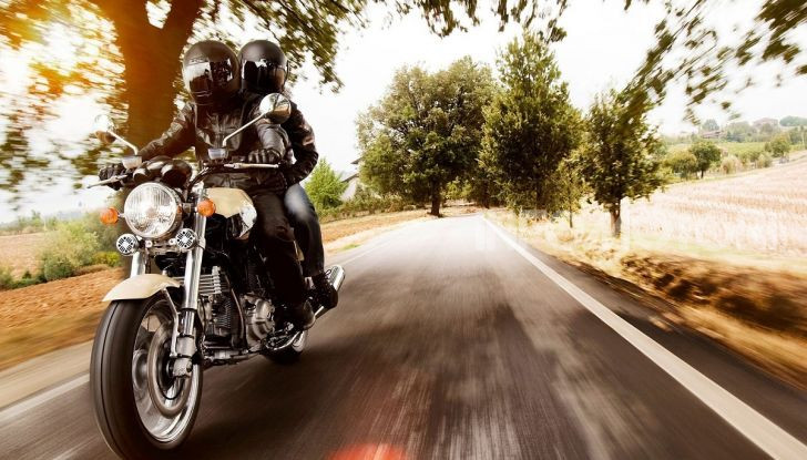 Pilota e passeggero alla guida su strada