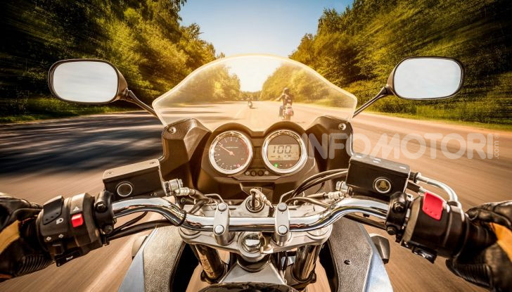 Guida moto in prima persona su strada
