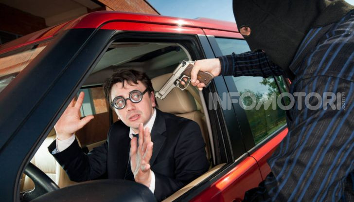 Un ladro intima il mani in alto durante un furto