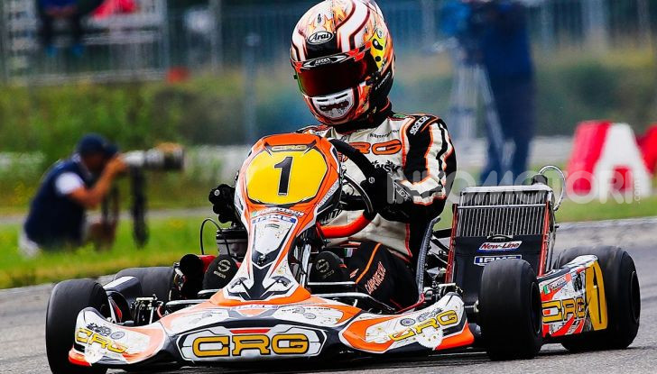 Una Giovane Donna in Un Casco in Un Da Go-kart Sul Indo Karting Della Pista  Immagine Stock Editoriale - Immagine di potenza, movimento: 122004614