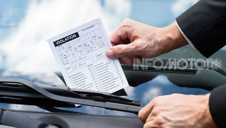 multa estero notifica auto parabrezza