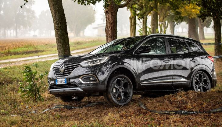 Renault Kadjar 4x4 Black Edition, vista tre quarti offroad