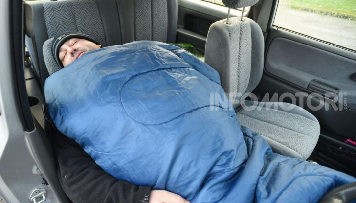 Viaggio in auto dormire sacco a pelo