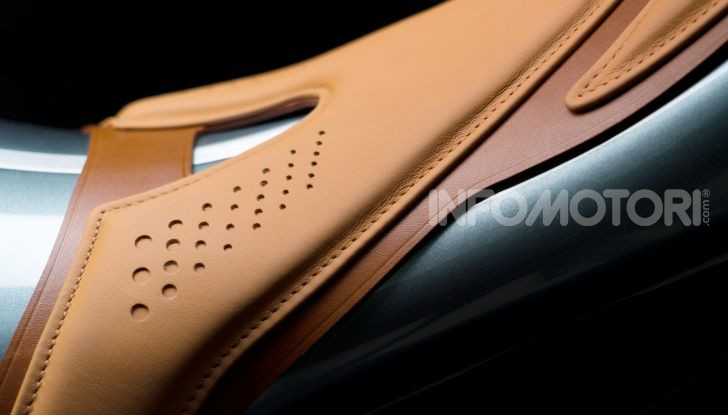 Aston Martin presenta la prima moto della propria storia - Foto 6 di 10