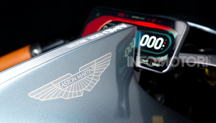 Aston Martin presenta la prima moto della propria storia - Foto 7 di 10
