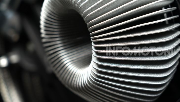 Aston Martin presenta la prima moto della propria storia - Foto 10 di 10