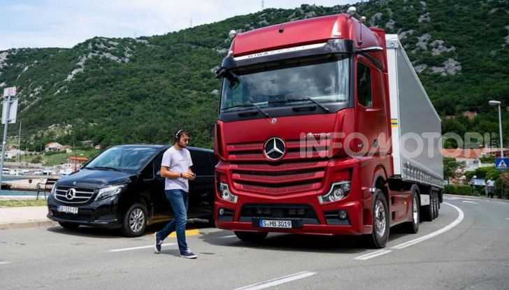 Mercedes: in arrivo i TIR intelligenti che evitano ciclisti e pedoni - Foto 6 di 8