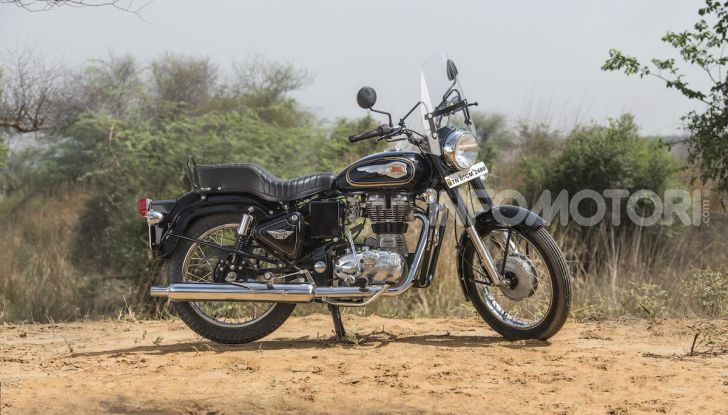 Royal Enfield porta a EICMA tradizone e passione per il custom - Foto 10 di 17